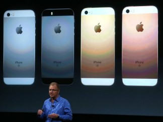 Greg Joswiak, vice-presidente da Apple, mostra o novo iPhone SE.