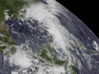 tempestade tropical Colin no Golfo do Mexico foto Handout NOAA