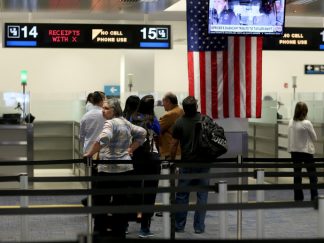 viajantes estrangeiros esperam na fila de imigracao