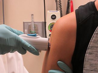 voluntario-saudavel-recebe-a-vacina-de-zika