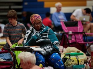 pessoas-se-abrigam-em-escola-secundaria-em-jacksonville-na-florida