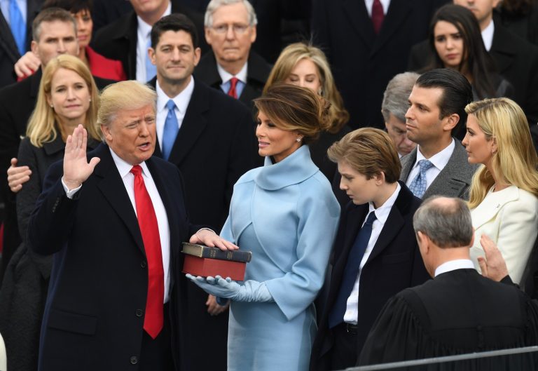 A era Trump começou, Trump toma posse como 45º presidente dos EUA.