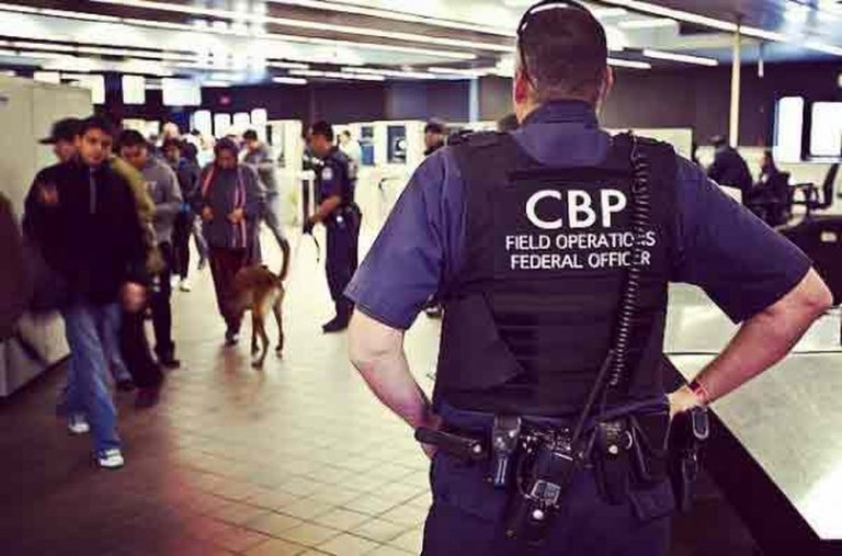 O que podem fazer os agentes de imigração dos EUA? Revistar o celular, exigir senhas, entrar nas redes sociais?