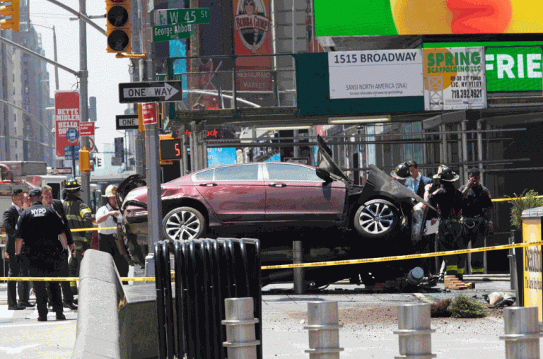 Carro em alta velocidade atinge pedestres na Times Square e deixa um morto