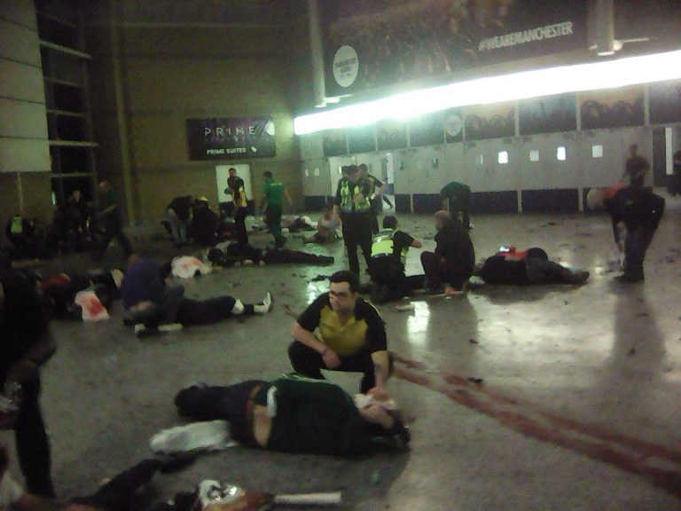 Vídeo: Explosão após show de Ariana Grande deixa 22 mortos e feriu outras 59 pessoas em Manchester