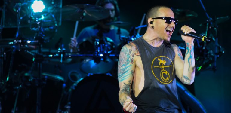 Chester Bennington, vocalista do Linkin Park, encontrado morto em casa nos EUA, assista ao vídeo da banda
