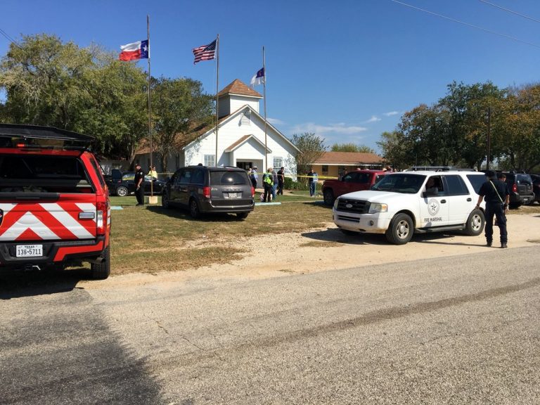 Tiroteio deixa 26 mortos em igreja no Texas