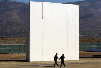 guardas no prototipo do muro do Trump