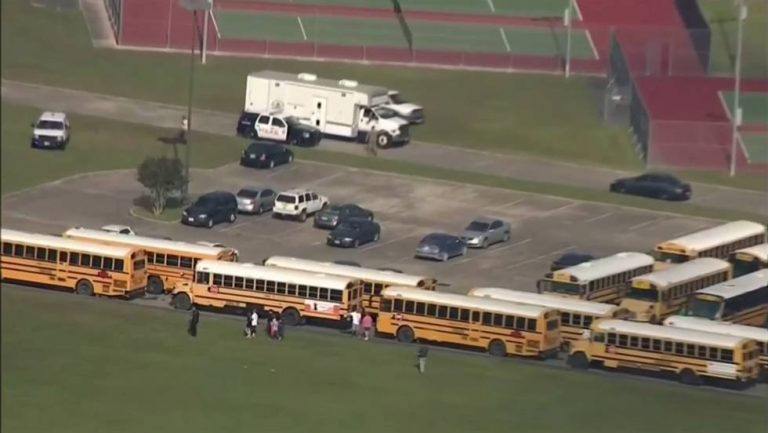 Tiros são disparados em escola no Texas; há entre 8 e 10 mortos, segundo o xerife