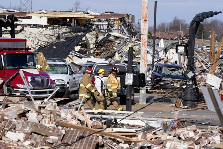 Tornados deixam mais de 80 mortos e  destruição no sudeste dos EUA